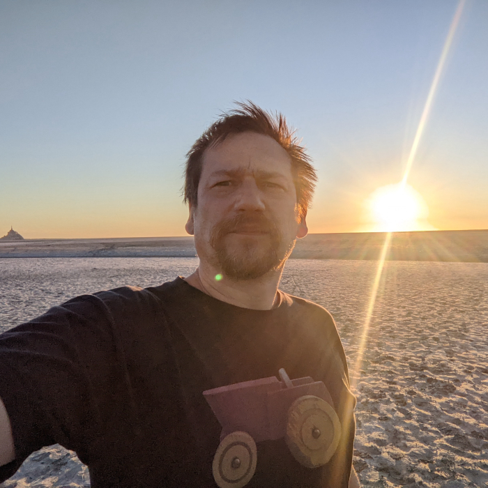 Le Mont Saint-Michel dans un selfie en contre jour